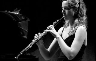 mujer tocando oboe
