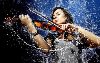 mujer tocando el violin